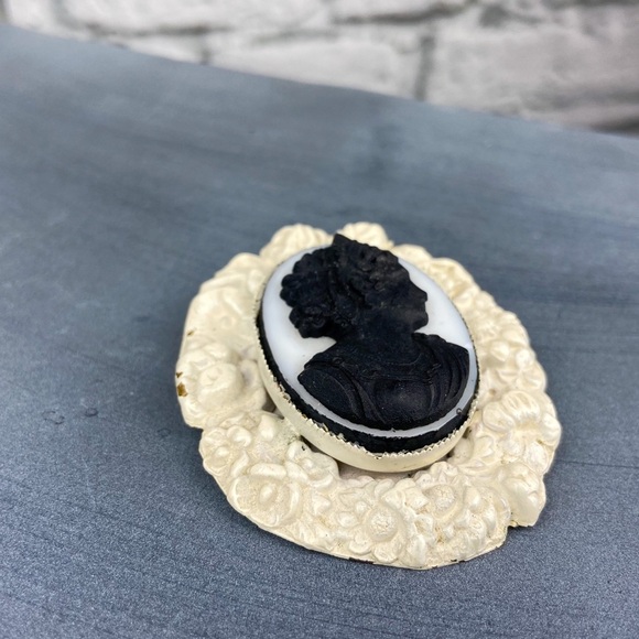 VINTAGE Black Painted Floral Cameo Brooch Pin - Picture 3 of 6
